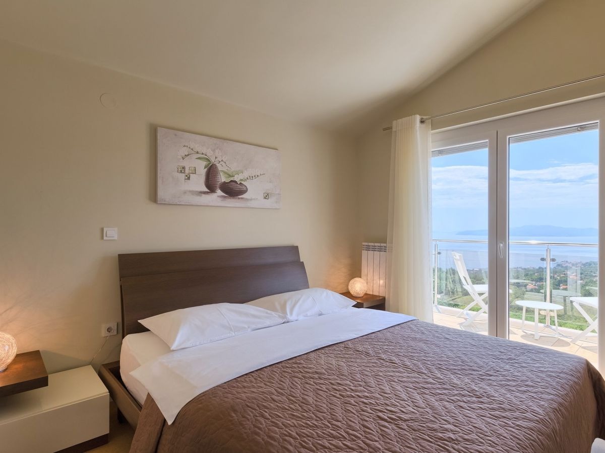 Double bedroom with direct access to a sea-view balcony