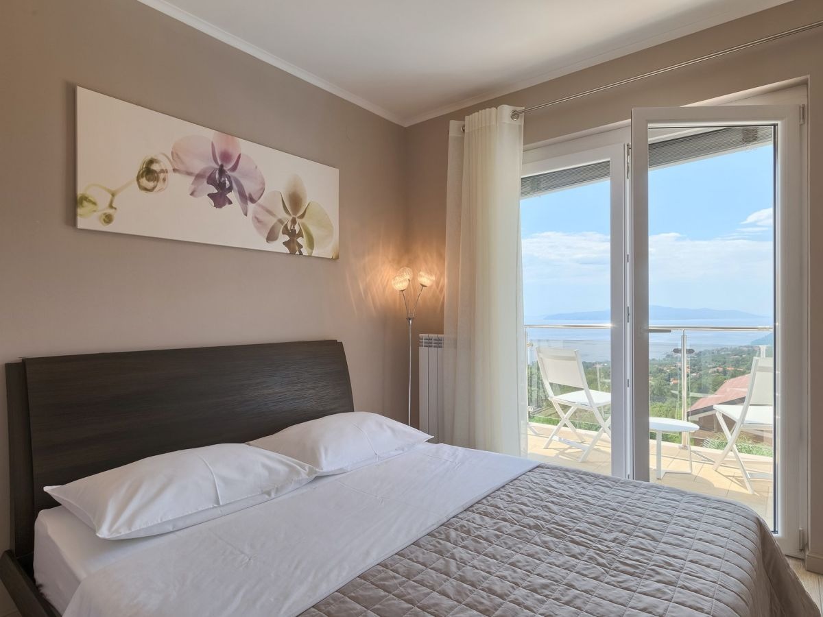 Double bedroom with balcony and sea view