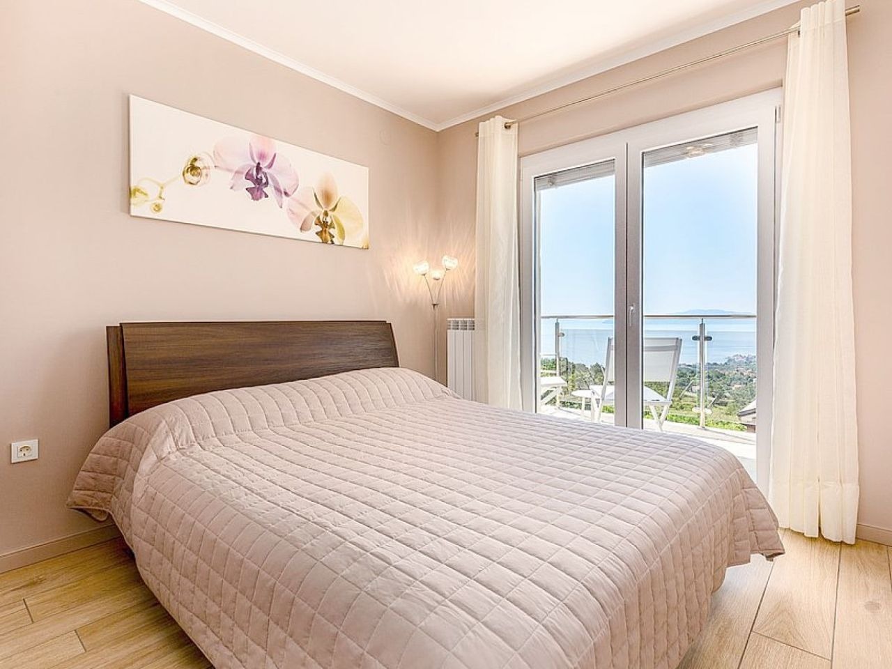 Sea-view double bedroom